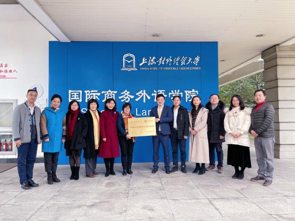 说明:签约合影1